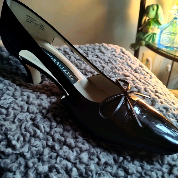 Women Naturalizer Shoe - Picture 2 of 2